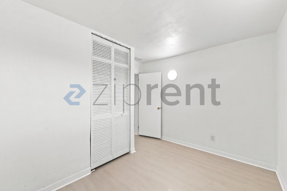 Building Photo - Unit