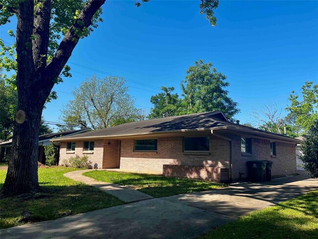 Building Photo - 8106 Mullins Dr
