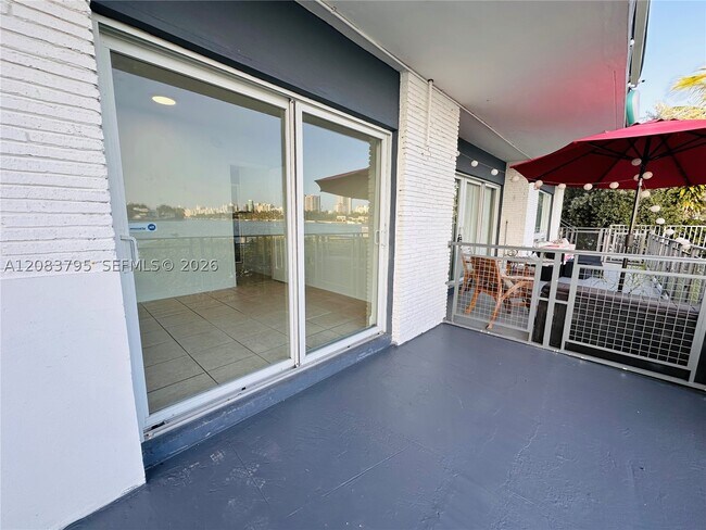 Building Photo - 946 Bay Dr E