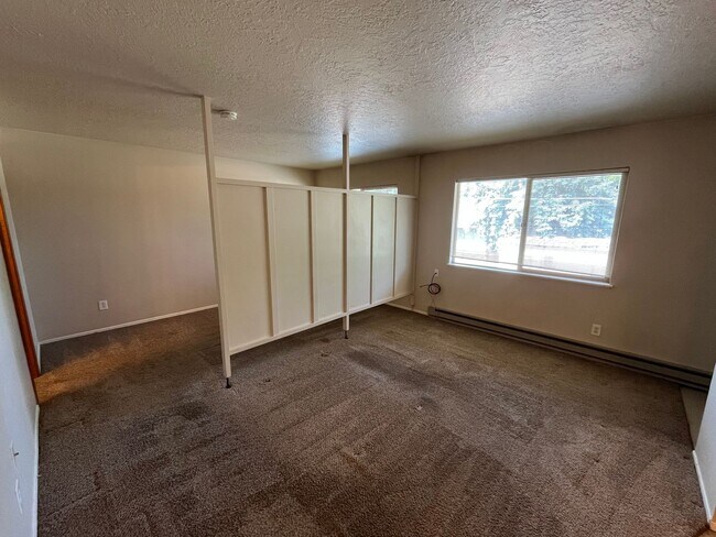Building Photo - Charming Studio Unit Near Downtown Redmond - The Pines Apartments