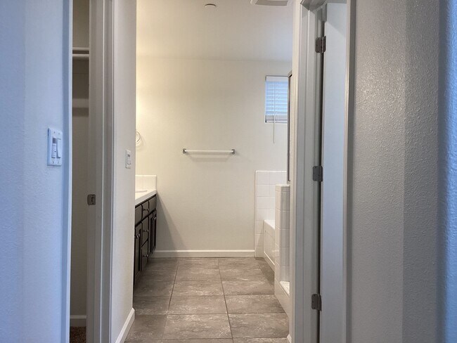 Building Photo - 6319 E Creek View Ln