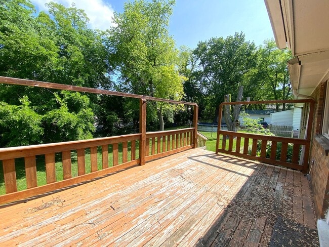 Building Photo - 2 Bedroom/1BA PLUS Garage -  Close to the ...