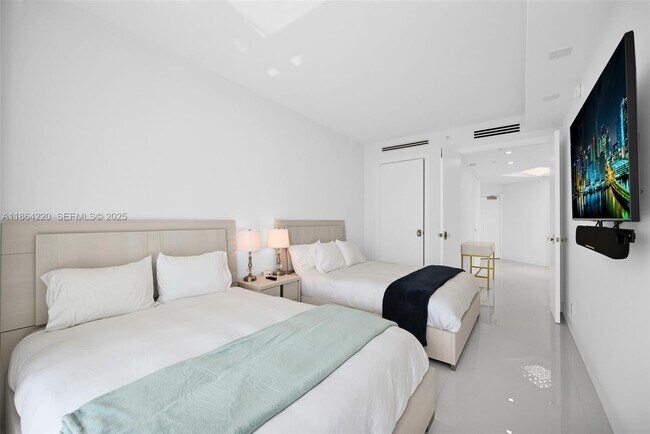 Building Photo - 16485 Collins Ave