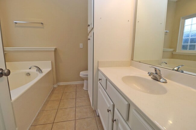 Building Photo - Fabulous 3 Bedroom home in highly desired community with a lake, pool, and clubhouse! Available M...