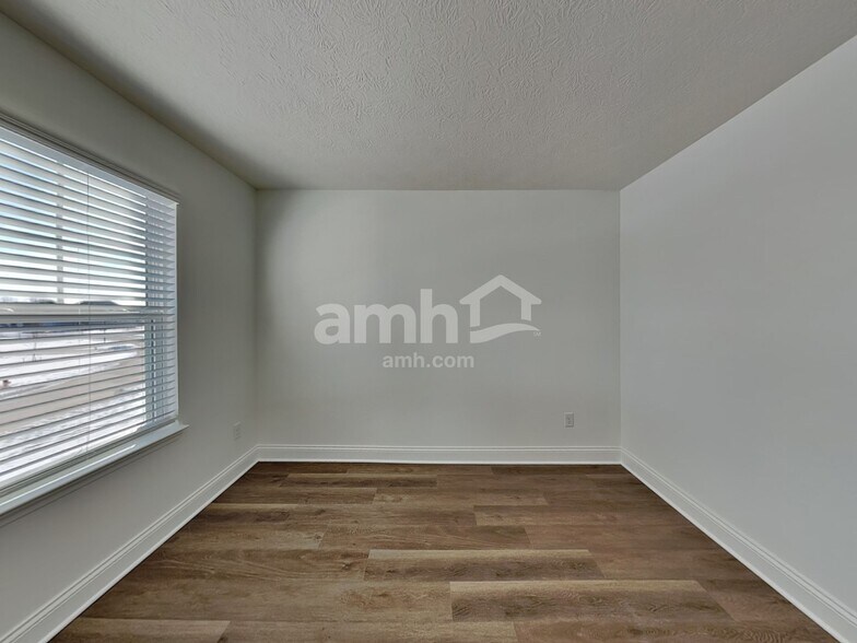 Building Photo - 1076 Broyles Xing