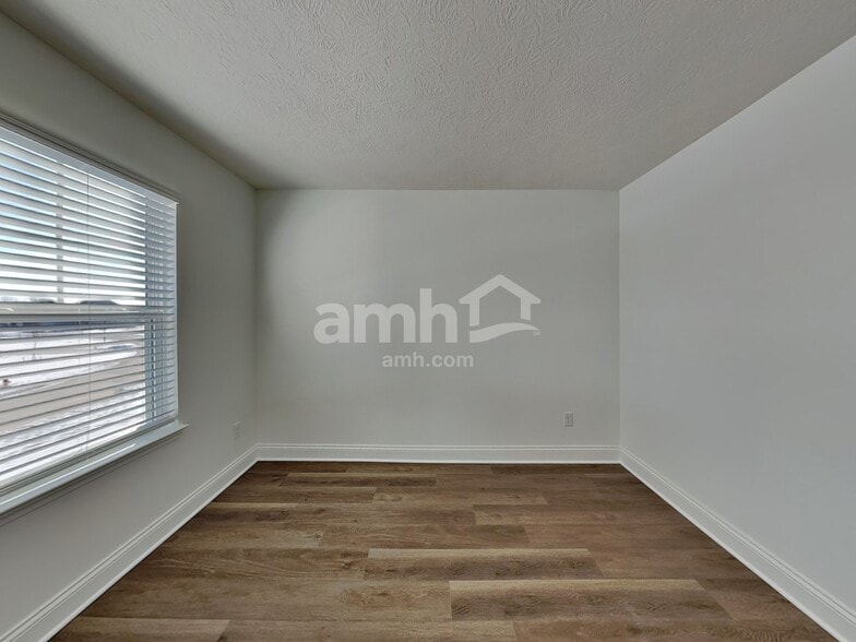 Building Photo - 233 Deanscroft Dr