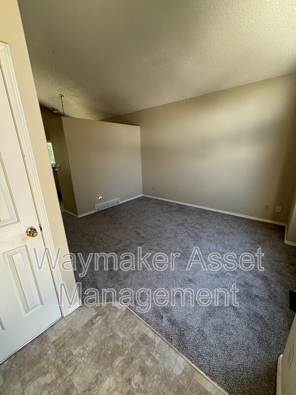 Building Photo - 5735 Grapevine Dr