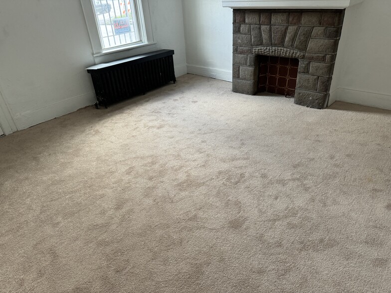 Primary Photo - 214 Seneca St