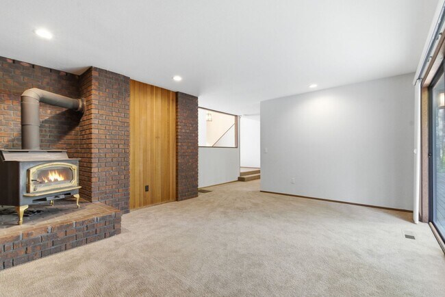 Building Photo - Spacious Bainbridge Island Home