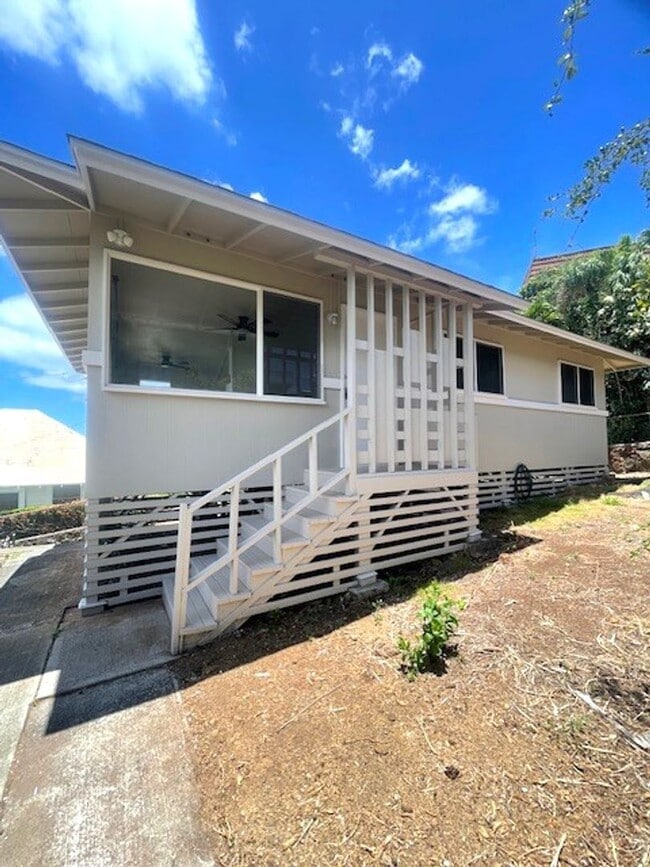 Building Photo - 3 Bedroom / 1 Bath home in Kaimuki