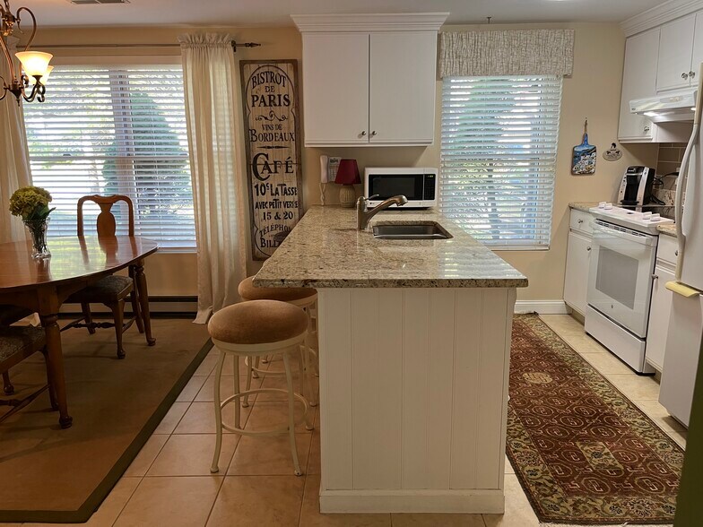 Kitchen + Dining area - 250 Thimbleberry Rd
