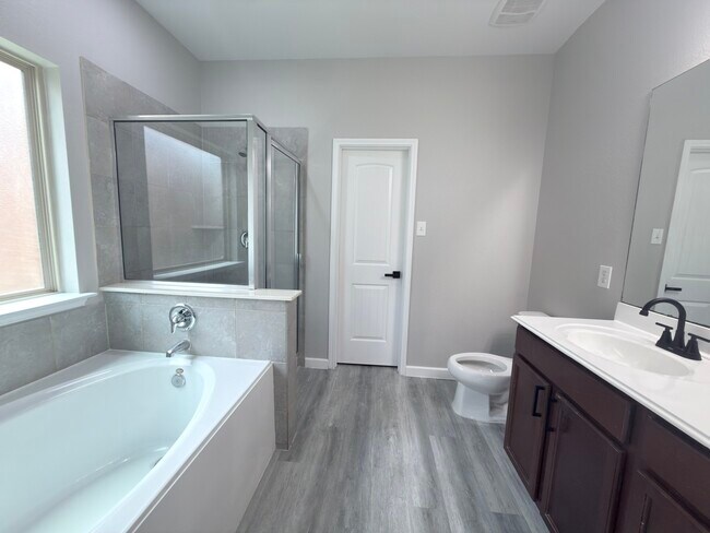 Building Photo - 9413 Savannah Holly Dr