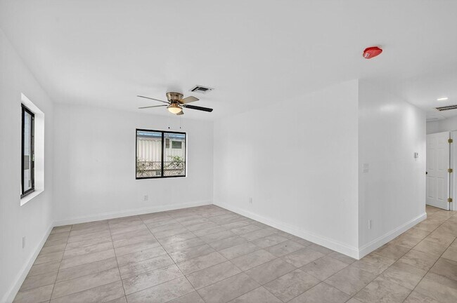 Building Photo - 917 W 2nd St