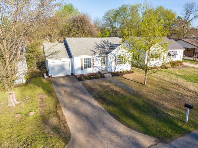 Building Photo - Freshly Updated 3 Bedroom Home