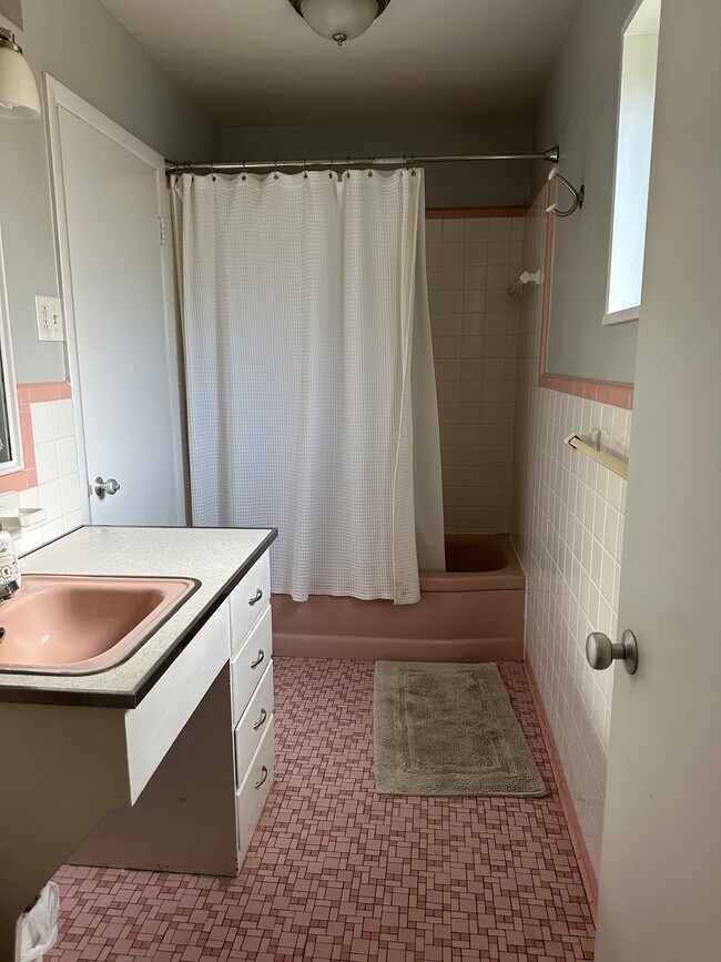 Building Photo - 5162 Meadowcrest Cir