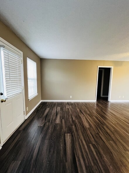 Building Photo - Charming 2-Bedroom Home with Spacious Layout in Oak Grove, KY - Must See!