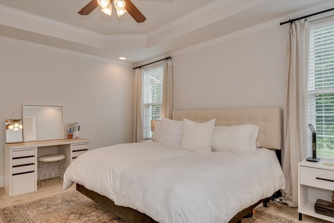 Building Photo - 5 Bed/3 Bath home with Primary Bedroom & a...