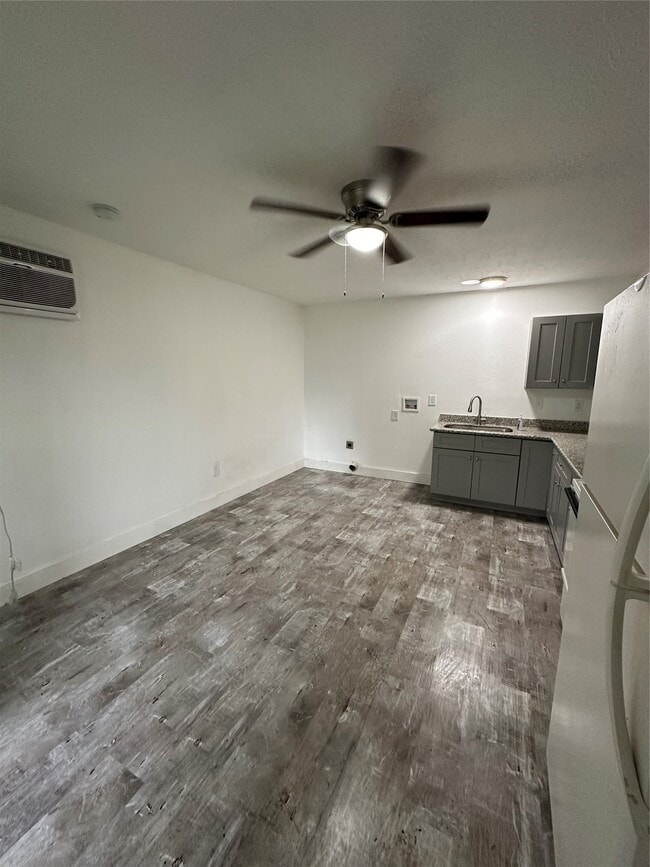 Building Photo - 1405 Miles St