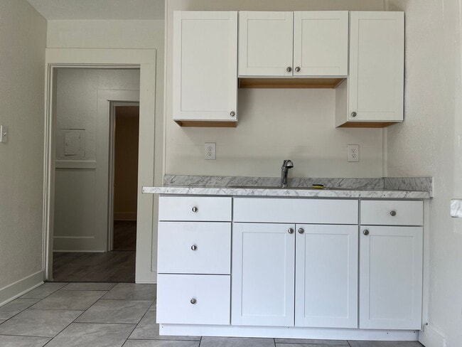 Building Photo - Spacious 2bd/1.5ba Home Minutes From W Midtown!