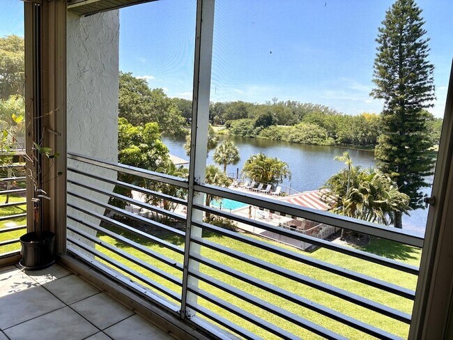 Building Photo - 9440 Poinciana Pl