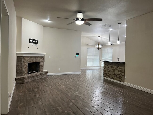 Building Photo - 9914 Rainbow Dr