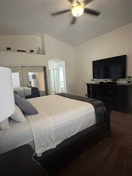 Building Photo - 10938 W Poinsettia Dr