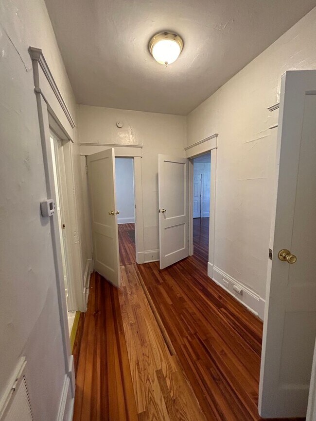 Building Photo - 1308 W Chapel Hill St