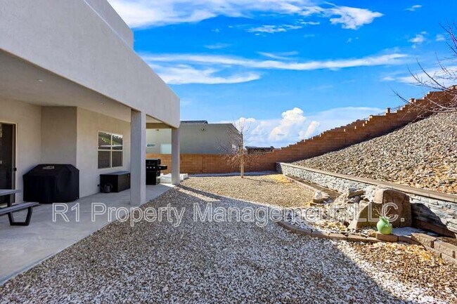 Building Photo - 1551 Corta Corona