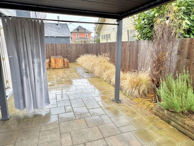 Building Photo - Boise Neighborhood 2-Story with A/C, Attached Garage, Fenced Backyard