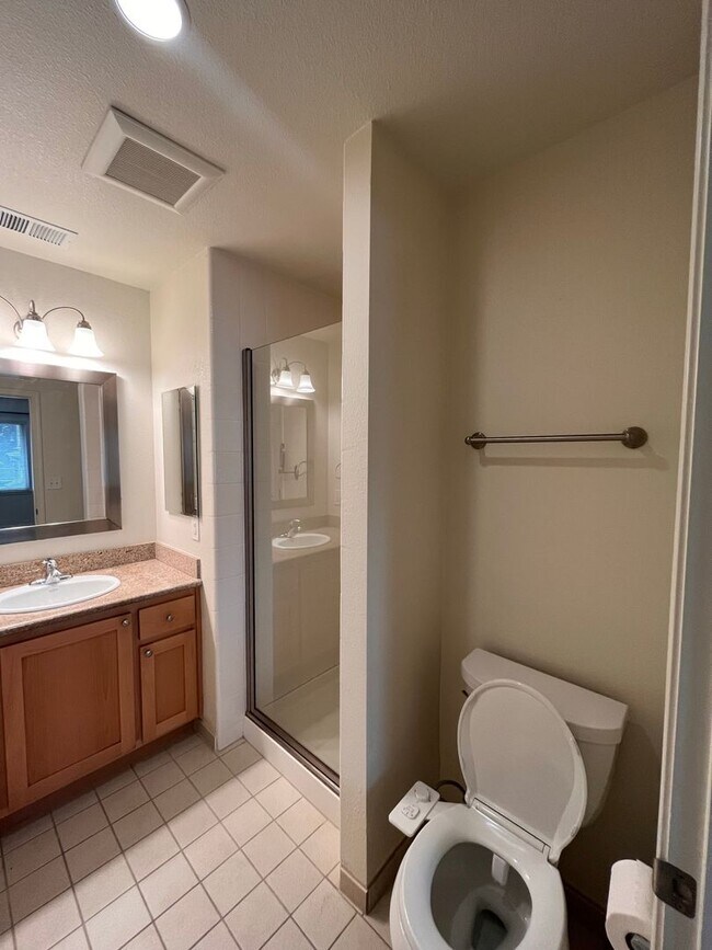 Building Photo - Spacious 2BD/2BA Apartment With Private Ba...