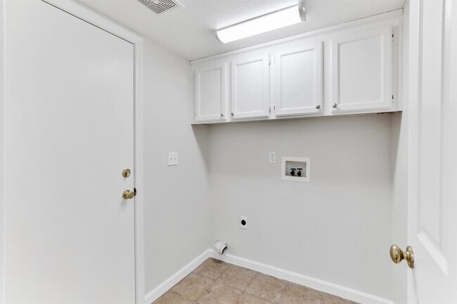 Building Photo - 408 Hansen Cir