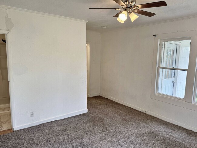 Building Photo - 3 Bed 2 Bath Home With Tons Of Natural Light