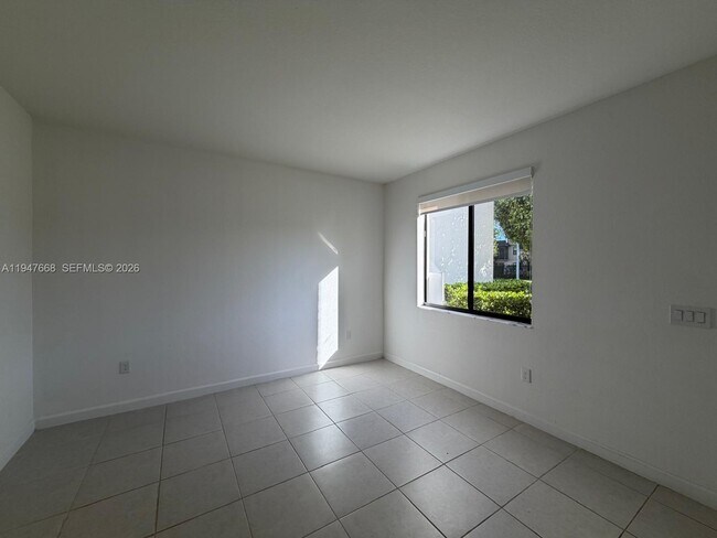 Building Photo - 909 NE 211th St