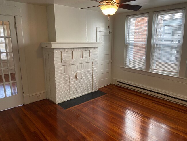 Building Photo - Great 1st Floor Apartment in Historic Home!