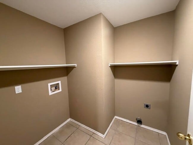 Building Photo - 10209 Lilac Ln