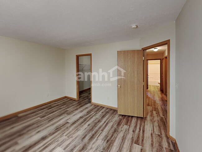 Building Photo - 439 Wellsleyglen Dr