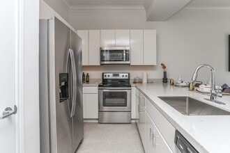 Building Photo - Spacious 1 Bed Apt with Exclusive Move-In ...