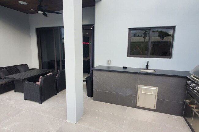 Building Photo - 547 NE 16th Ave