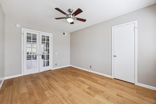 Building Photo - 1304 Mariposa Dr