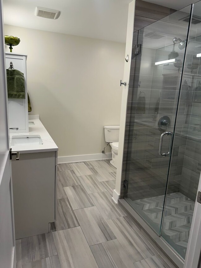 Building Photo - Beautiful 3 Bed 2 Bath Duplex unit in Heart of Lincoln Square