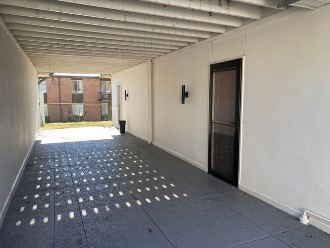 Building Photo - Large 2 Bed 2.5 Bath Apt in Green Hills - ...