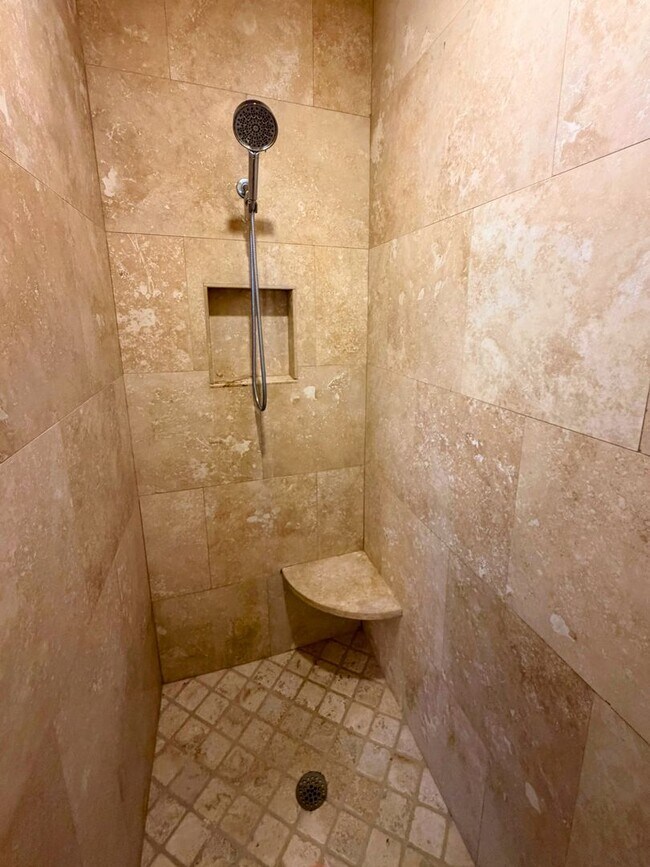 Building Photo - Rare find! 4/3 with amenities!