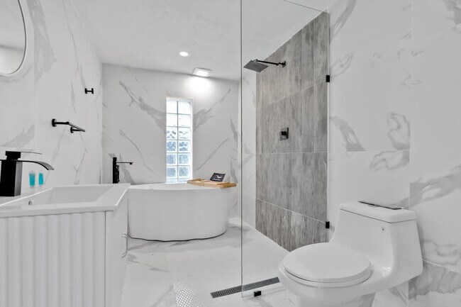 Building Photo - 1712 NE 18th Ave