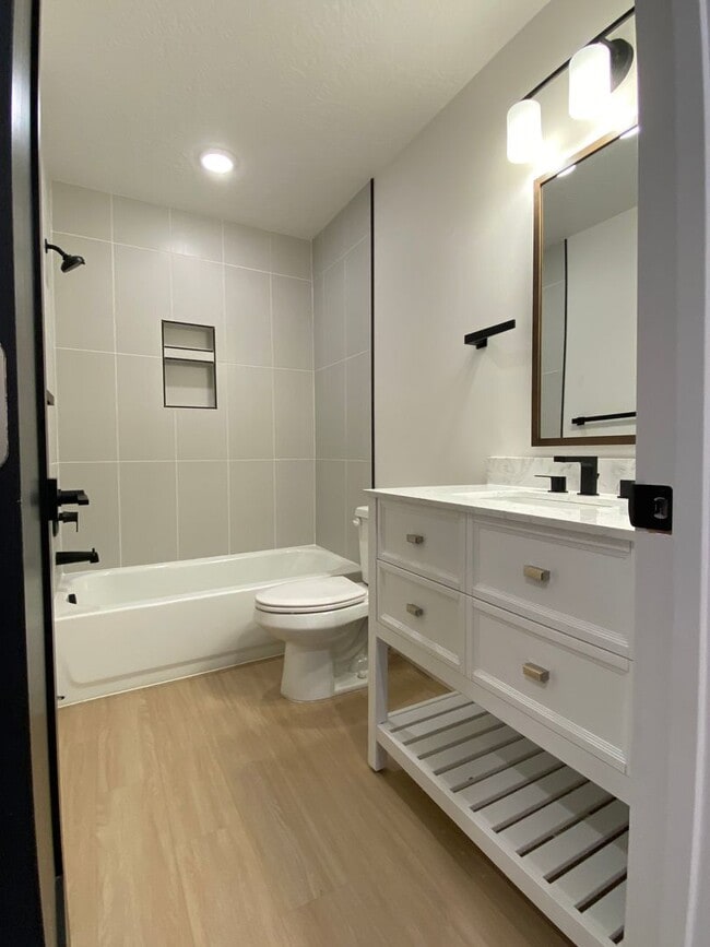 Building Photo - Townhome Driggs! 3 bedroom / 2.5 bath with...
