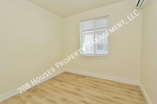 Building Photo - Immaculate Apartment *75% Off First Months...