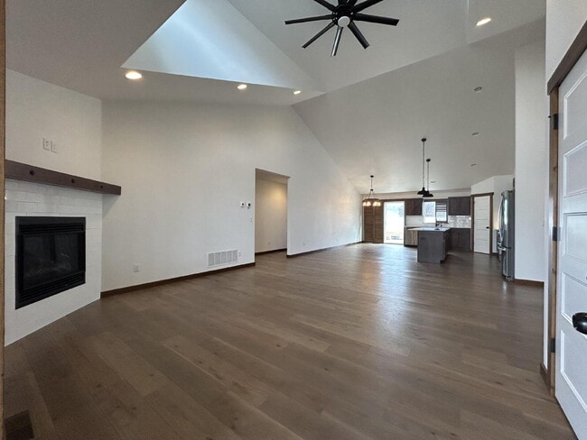 Building Photo - Luxury 4 Bed / 2 Bath Home on .84 Acres – UTILITIES INCLUDED - 3 Car Garage – RV Parking