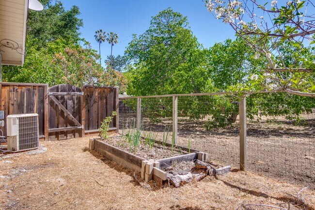 Building Photo - Spacious Home l Massive 12,525 Sq Ft Lot l...