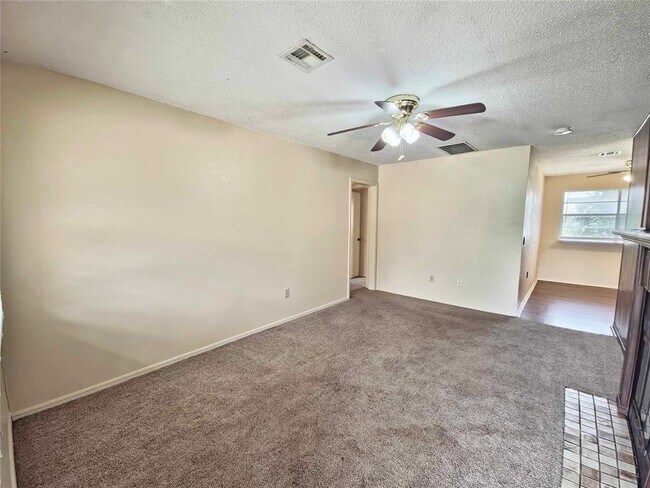 Building Photo - 13917 N Everest Ave