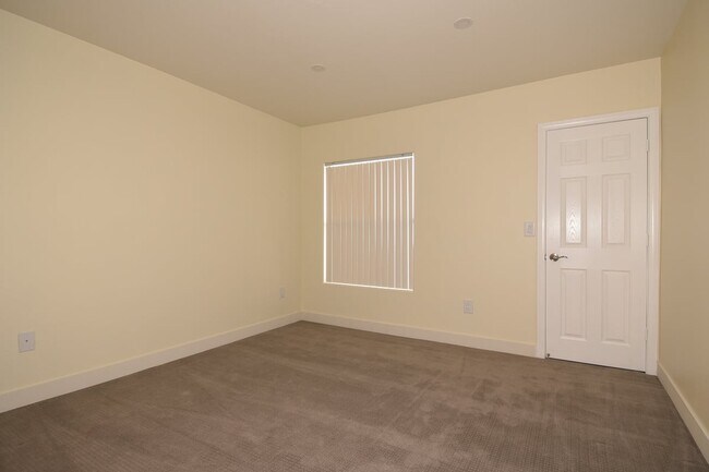 Building Photo - Charming 2nd Floor Unit In Gated Community!