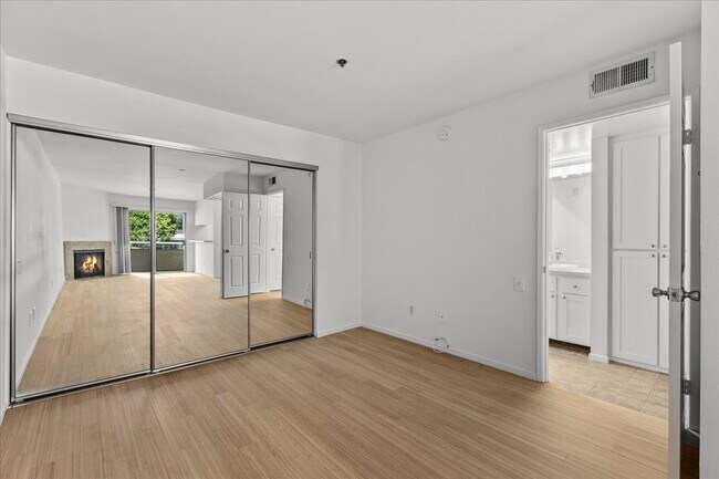 Building Photo - 10960 Ashton Ave